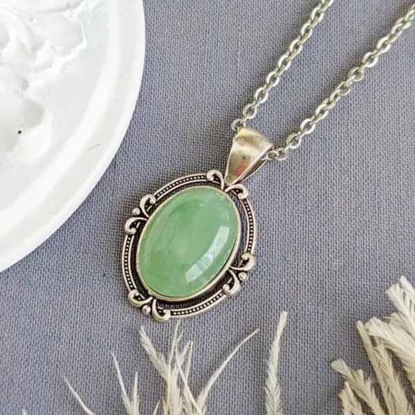 The Victorian Style Green Oval Aventurine silver Necklace